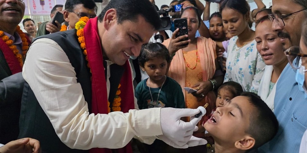 दर्ता र परीक्षण नभएको औषधि स्वास्थ्य मन्त्रीले बच्चालाई खुवाएपछि तीव्र विरोध