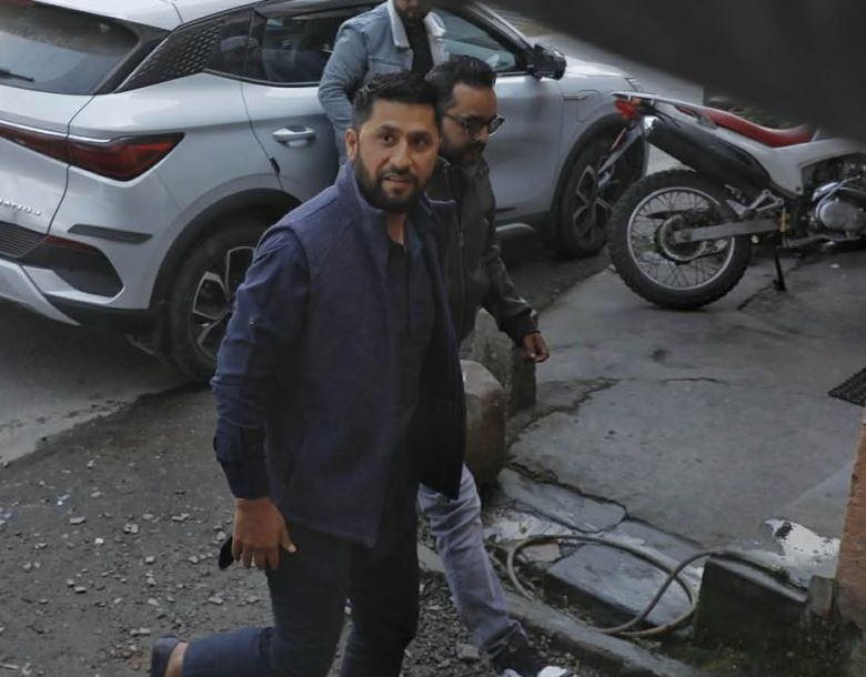 बालेनसँग वार्ता सकेर निस्किए रवि